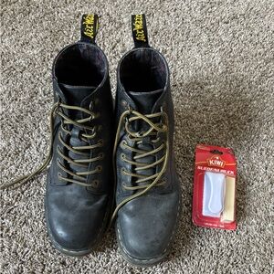 Dr. Martens Black with care kit